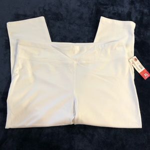 June & Daisy yoga white Capri. Size XL (18-20).